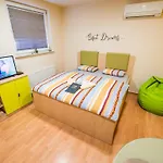 Elegant And Stylish Retreat With Terrace - With Terrace 아파트 *