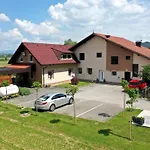 Elegant And Stylish Retreat With Terrace - With Terrace Apartment