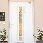 Elegant And Stylish Retreat With Terrace - With Terrace Apartment *