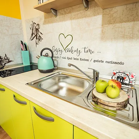 Elegant And Stylish Retreat With Terrace - With Terrace Lejlighed