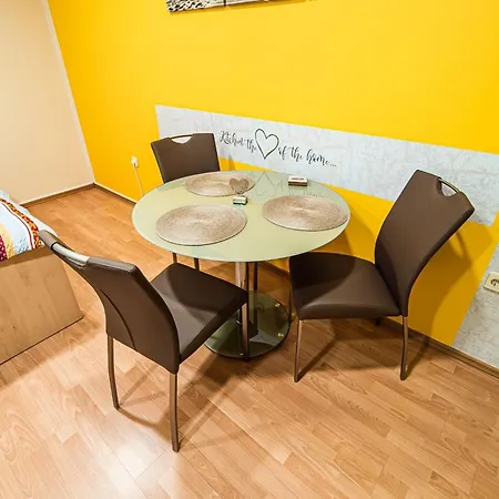 Elegant And Stylish Retreat With Terrace - With Terrace 아파트